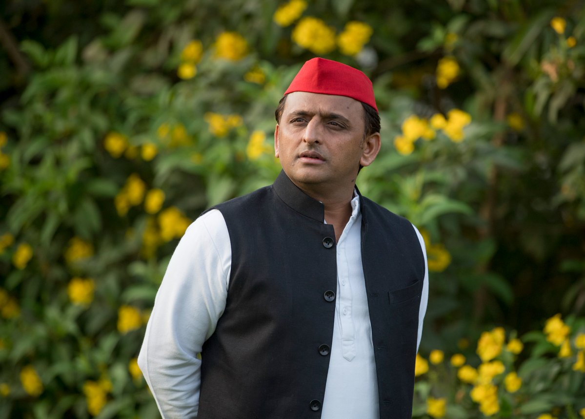 ayushi3pandey's tweet image. Maulana Sajid Rashidi called Dimple Yadav “sitting naked” in a mosque—a vile, misogynistic insult.
Yet Akhilesh Yadav remains silent. Is protecting a vote bank more important than defending the dignity of the women in your own family?