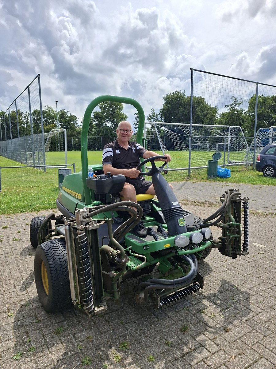 Nog ff het gras maaien en de training ken beginnuhhh 💛💚#trainingskampZeeland.