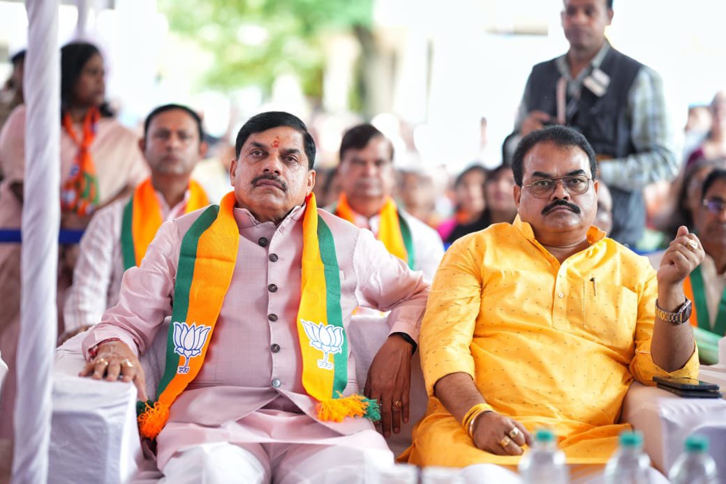 मस्जिद में बैठने वाले यादव तो बहुत देखें होंगे 

अब मंदिर पर  बैठने वाले यादव भी देख लो 🔥

        ये है असली यदुवंशी 🔥
