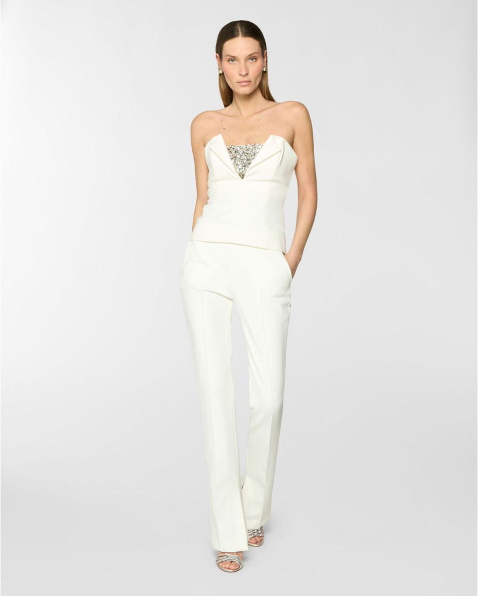 kendam_com's tweet image. Genny Pre-Fall 2025 collection lookbook kendam.com/news/lookbooks…

#Genny #PreFall2025 #PF25 #Lookbooks #Italy #Fashion #Kendam
