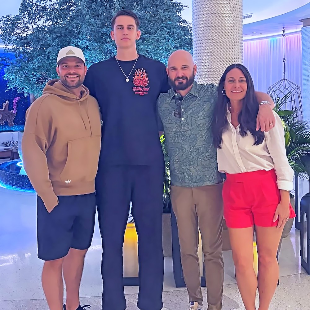 FAU_Owls_Nest's tweet image. Incoming @FAUMBB Center Vincent Neugebauer, pictured alongside Coach Jordan Fee, Coach John Jakus and wife Sara Jakus, has arrived in Parad🌴se. Welcome Home Vincent 🦉👌 #FAU 📷 @jakus_sara