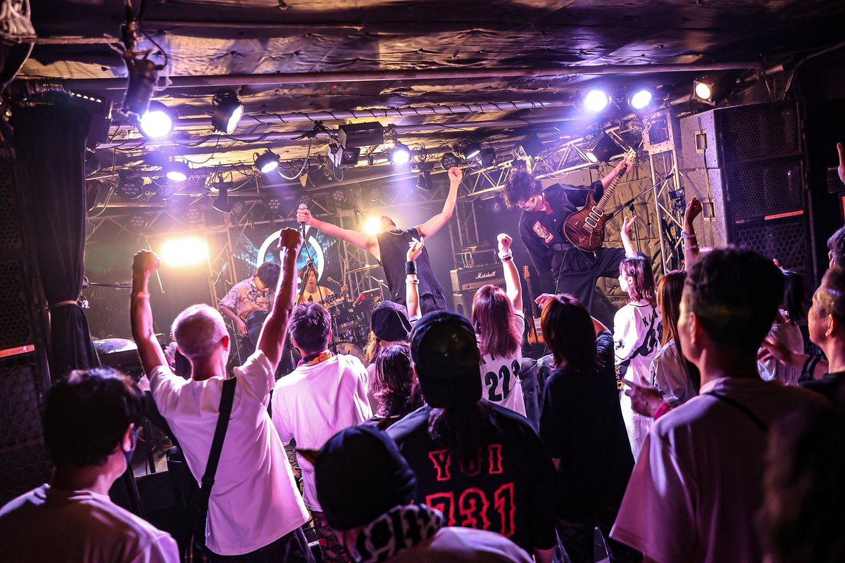 【THANK YOU 吉祥寺CRESCENDO!!】

本日はマイデビ主催
Ba.ゆいさんバースデーライブ🎂
ありがとうございました！

setlist
1. QUINTET
2. EPIC
3. BLAZING SOUL
4. VerseUs
5. ZONE X
6. 友よ

配信アーカイブは8/10(日)まで！💁
premier.twitcasting.tv/c:crescendo_li…

photo by <a href="/hasechan08/">📸はせがわかすみ</a>