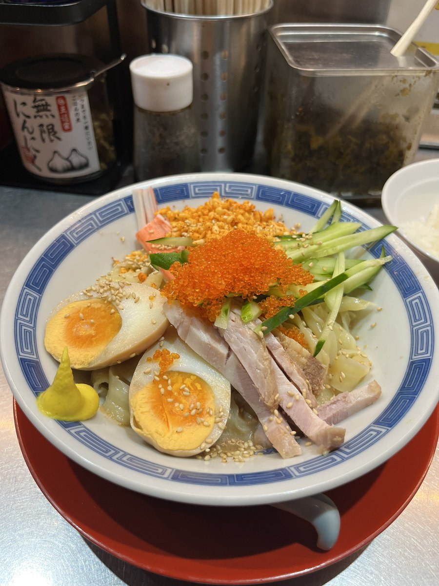 yuto_5959's tweet image. 箕輪家の冷やし中華、美味かった！
最後、汁の残りをライスにかけて卓上の「無限にんにく♾️🧄」と「マヨ」で優勝🏆

昨年末くらいからマルちゃんの実力が段違いに跳ね上がっている🧐

店がない時から食べてるけど、常に前向きな姿勢が強い！これからも前向きかつ元気な「いってらっしゃい！」を🙇‍♂️