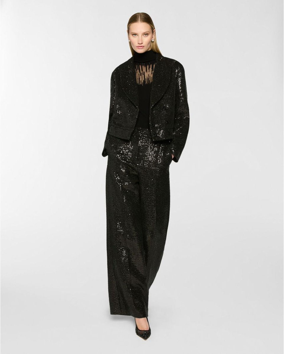 kendam_com's tweet image. Genny Pre-Fall 2025 collection lookbook kendam.com/news/lookbooks…

#Genny #PreFall2025 #PF25 #Lookbooks #Italy #Fashion #Kendam