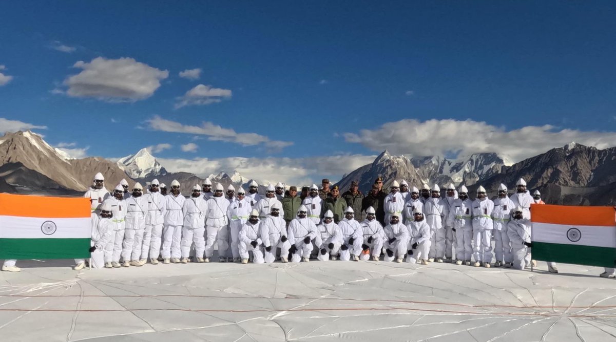 Tar21Operator's tweet image. #BREAKING: Indian Army Chief General Upendra Dwivedi visited a forward post in Siachen, the world's highest battlefield, and interacted with the valiant troops of 18 JAK RIF.