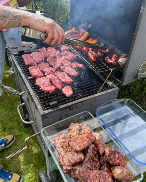 CampHikeClub's tweet photo. Good friends, grilled food, and the great outdoors – name a better combo!

Follow for more - @CampHikeClub
📸 Source - Johanna on Pinterest
DM for credit or remove

#campinglife #campingwithfriends #campingfun #outdoorfun #campingadventures #campingtrip #campinglove https://t.co/KR1dst7K2J