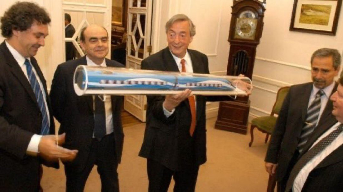 atlanticsurff's tweet image. Es un buen momento para recordarles que el corruptísimo Néstor Kirchner robó 12 mil millones para hacerles creer que iba a poner en funcionamiento un tren bala. Esta mugre nos llevó a tener décadas de corrupción, y miles de muertos por accidentes ferroviarios. Memoria. 👇👊💣