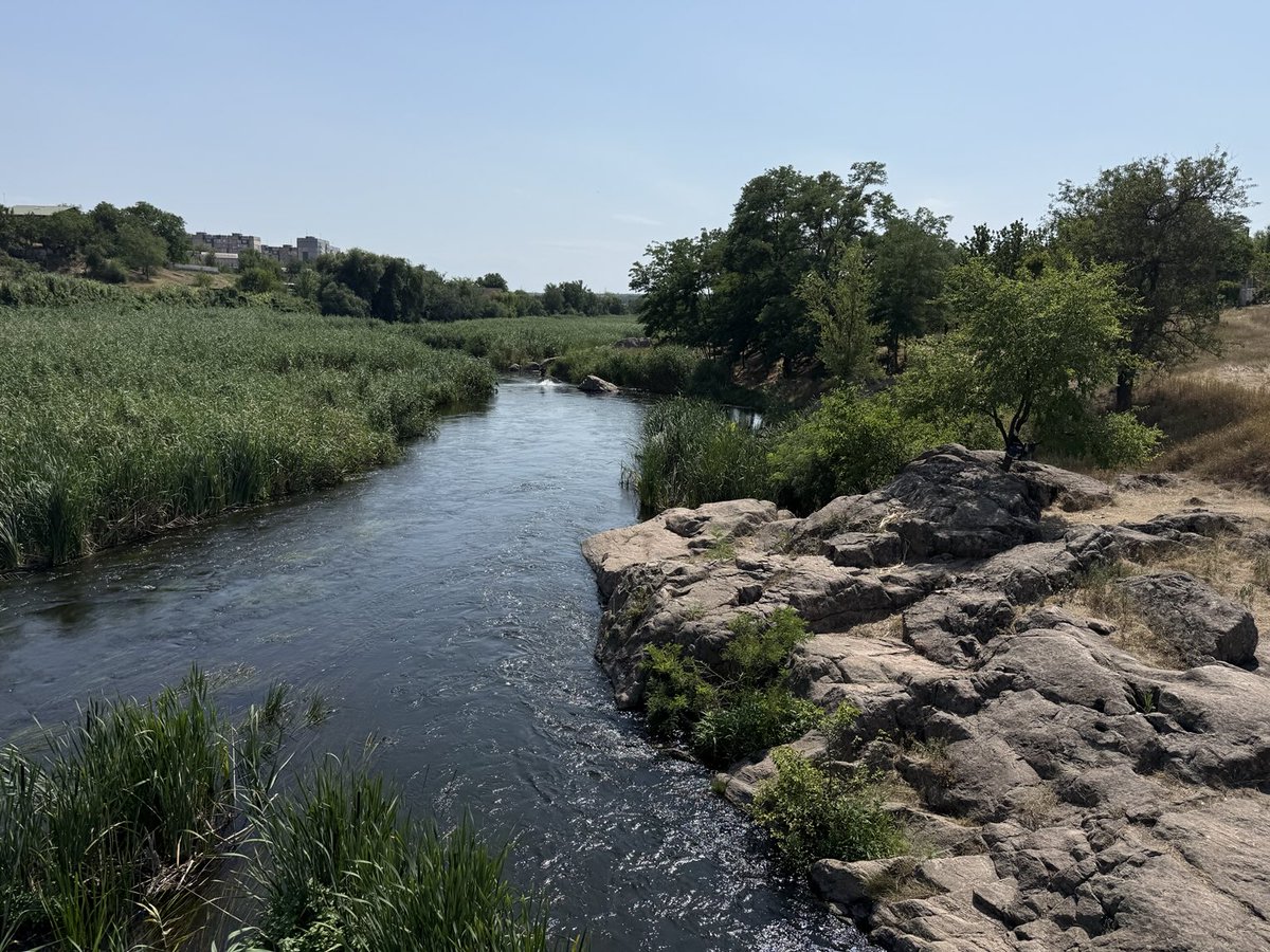 3Bergen's tweet image. Afkoelen in de Inhulets-rivier, of in welke willekeurige steengroeve of zandafgraving ook. Het is heet in het zuiden, zoals het hoort in de zomer. #Oekraïne