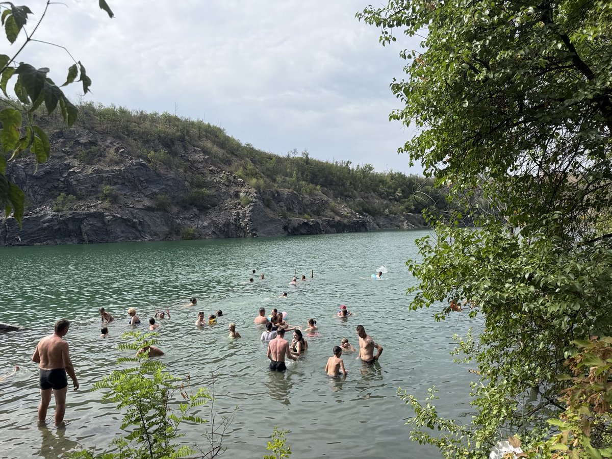 3Bergen's tweet image. Afkoelen in de Inhulets-rivier, of in welke willekeurige steengroeve of zandafgraving ook. Het is heet in het zuiden, zoals het hoort in de zomer. #Oekraïne