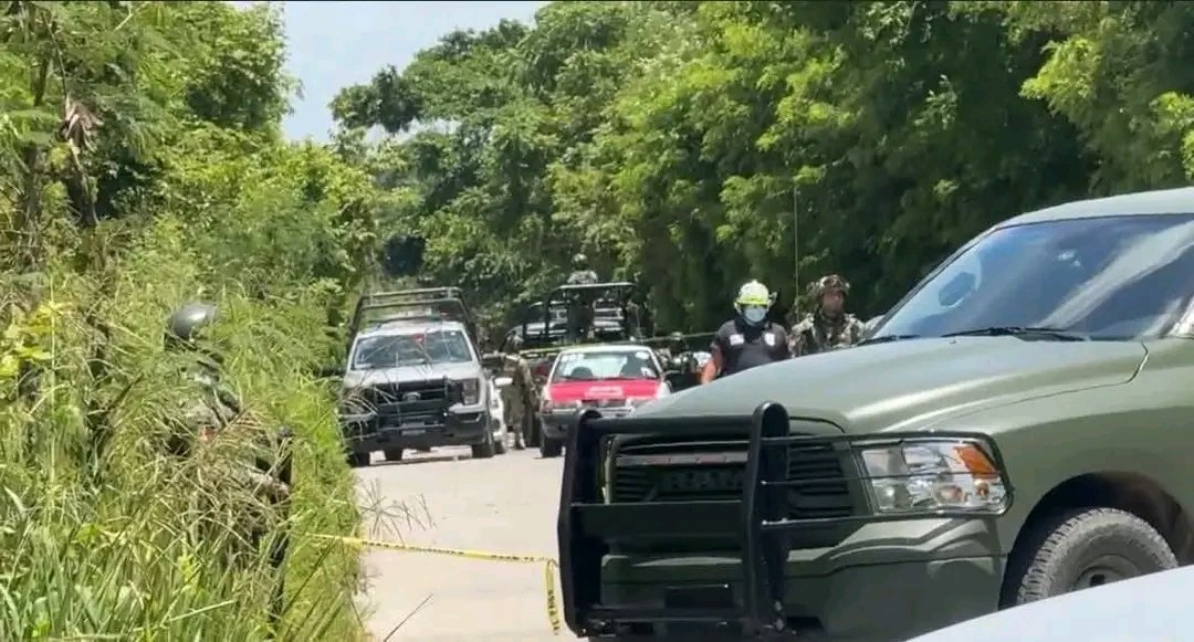 Stgoalex_'s tweet image. 🚨 ARDE VERACRUZ: Grupo armado embosca taxi #592 en la Tuxpan-Cazones, km 18, a la altura de Praxedis Guerrero. Rafaguean el coche, hieren al pasajero y LEVANTAN al chofer. El vehículo quedó acribillado. Sin un solo detenido. Norte de Veracruz: tierra del crimen. 💀🇲🇽