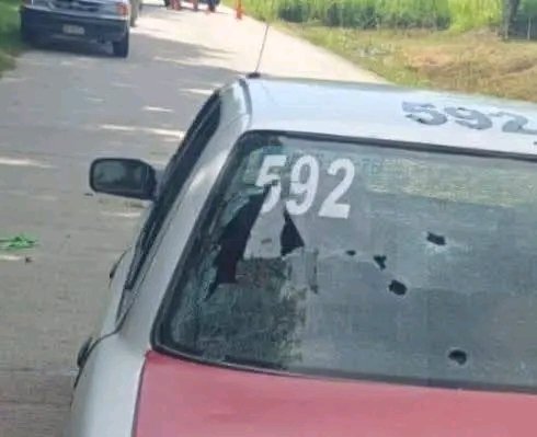 Stgoalex_'s tweet image. 🚨 ARDE VERACRUZ: Grupo armado embosca taxi #592 en la Tuxpan-Cazones, km 18, a la altura de Praxedis Guerrero. Rafaguean el coche, hieren al pasajero y LEVANTAN al chofer. El vehículo quedó acribillado. Sin un solo detenido. Norte de Veracruz: tierra del crimen. 💀🇲🇽