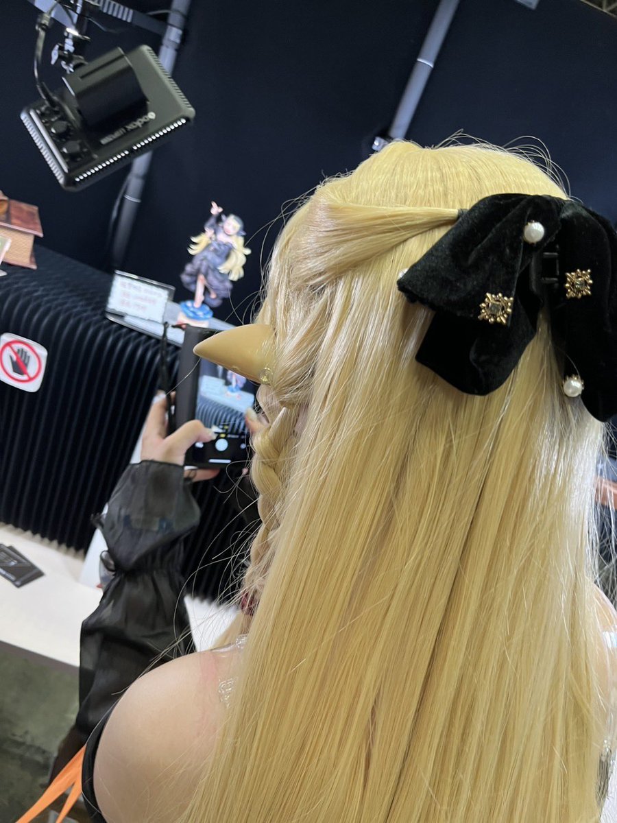 kr_1013's tweet photo. ワンフェス楽しかった♡
聖さん(@E_H_true )は、お目当てだった超素研さんでダンジョン飯の当日版権の『翼獅子の魔導書 解放ver.』をお迎え早々、自身より先に「マルシルだから！」って持たせてくれて笑ってしまった🤣
最高に素敵なファリンと一緒できて幸甚でした🥳✨️

#WF2025S #WF2025Sコスプレ https://t.co/OMHzvGMMBn