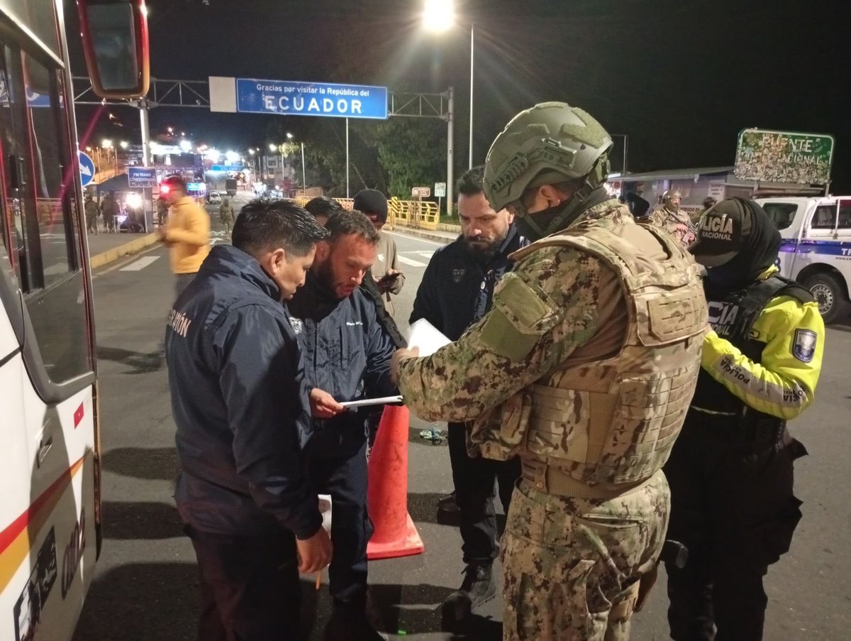 armada_ecuador's tweet image. #Esmeraldas || La Armada del Ecuador en coordinación con personal militar profesional del Batallón de Infantería de Marina Nro.11 “San Lorenzo” y Nro.12 “Esmeraldas”, brindó seguridad durante el traslado de personas privadas de la libertad, desde Esmeraldas hasta el puente…