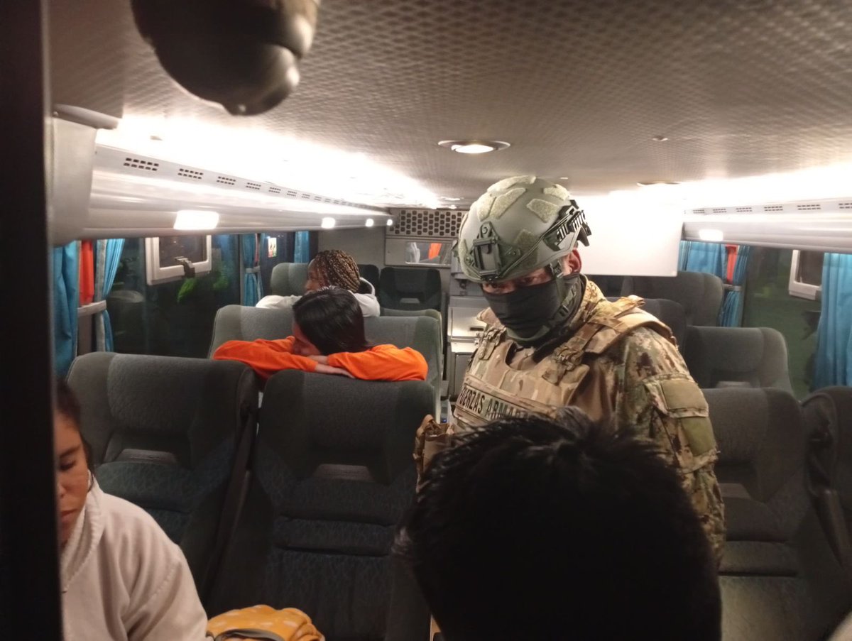 armada_ecuador's tweet image. #Esmeraldas || La Armada del Ecuador en coordinación con personal militar profesional del Batallón de Infantería de Marina Nro.11 “San Lorenzo” y Nro.12 “Esmeraldas”, brindó seguridad durante el traslado de personas privadas de la libertad, desde Esmeraldas hasta el puente…