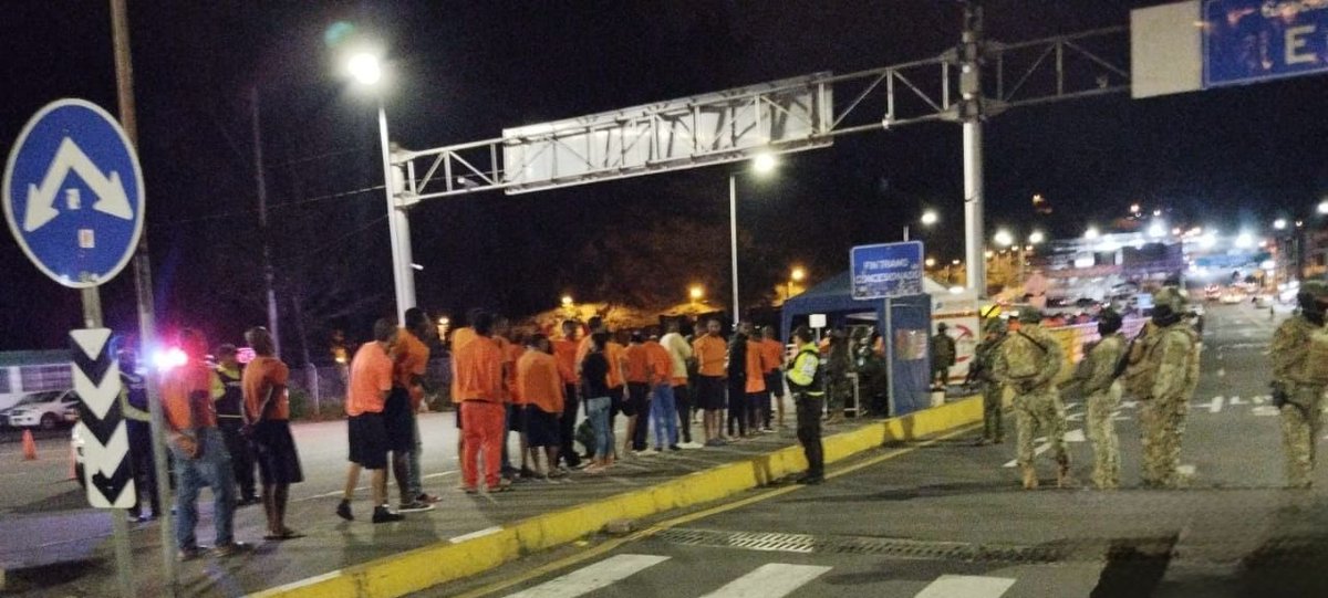 armada_ecuador's tweet image. #Esmeraldas || La Armada del Ecuador en coordinación con personal militar profesional del Batallón de Infantería de Marina Nro.11 “San Lorenzo” y Nro.12 “Esmeraldas”, brindó seguridad durante el traslado de personas privadas de la libertad, desde Esmeraldas hasta el puente…