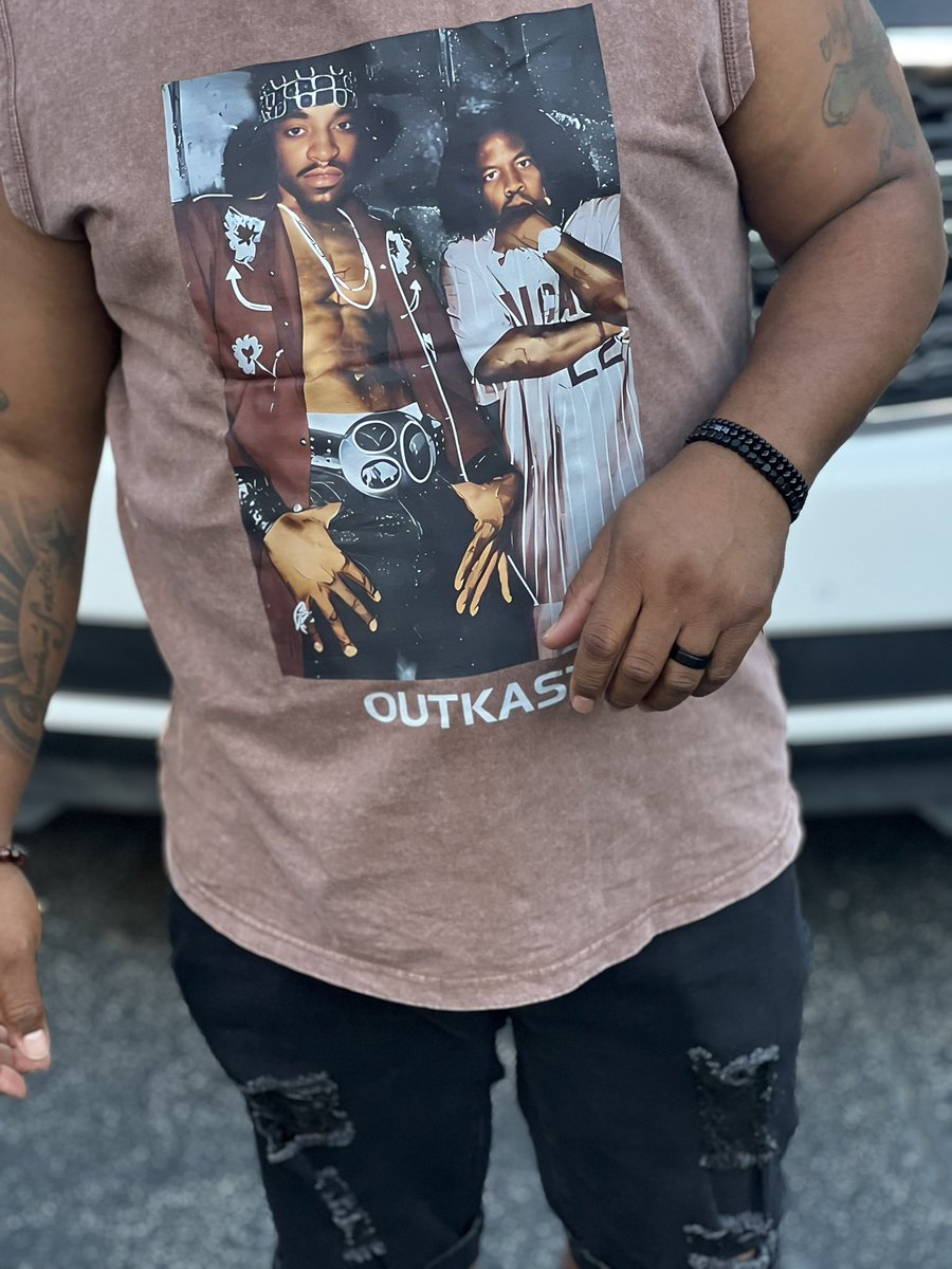 QuenteSential1's tweet image. Black boy joy in full effect—living life, vibin’ to the soundtrack of legends, and creating my own lane. 🎶✌🏾 #OutKastEnergy #BlackBoyJoy #LifeOnBeat #QueTheMusic #JacobLatimore #BlackMenSmile