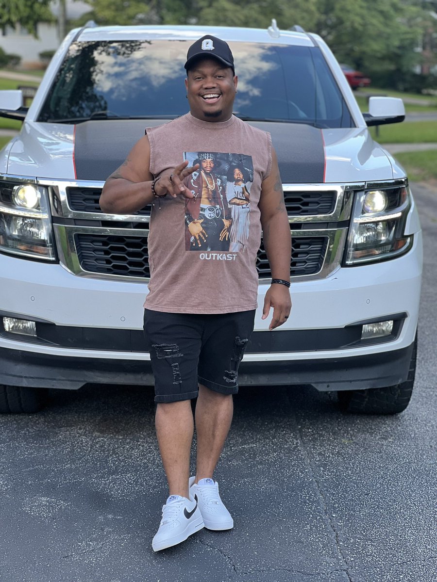 QuenteSential1's tweet image. Black boy joy in full effect—living life, vibin’ to the soundtrack of legends, and creating my own lane. 🎶✌🏾 #OutKastEnergy #BlackBoyJoy #LifeOnBeat #QueTheMusic #JacobLatimore #BlackMenSmile