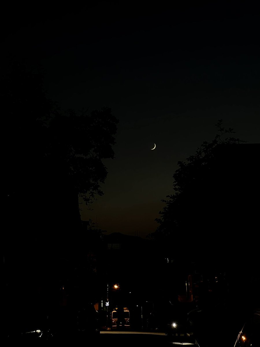 dalcrose's tweet image. 20:25
일요일 저녁하늘은 달이 예뻤네.