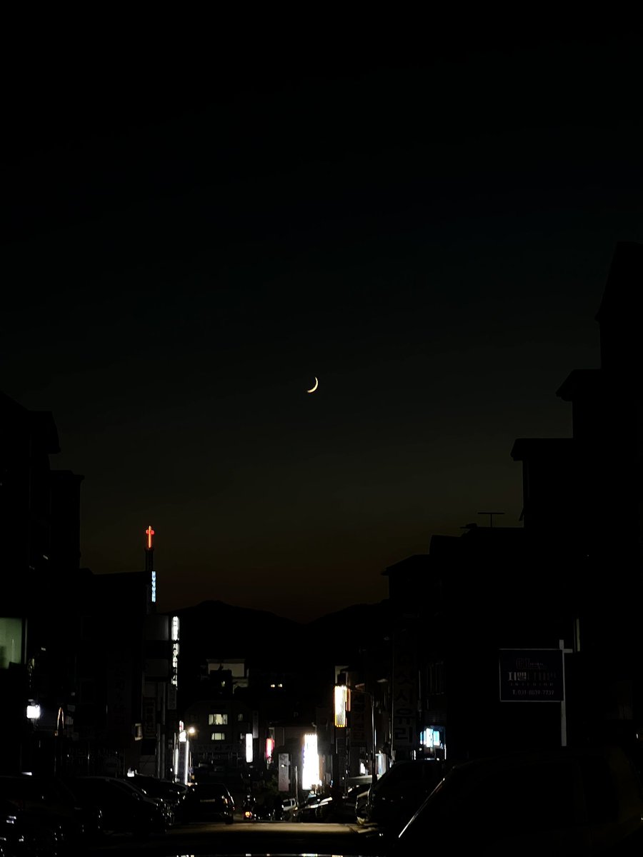 dalcrose's tweet image. 20:25
일요일 저녁하늘은 달이 예뻤네.