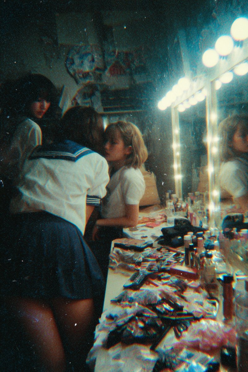 omokage_AIsOK's tweet image. Mirror glitter, secrets flicker