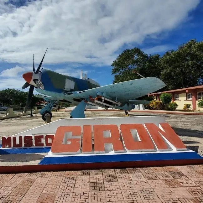Lugares de #Cuba símbolos de resistencia irreductible:
📍Ciudad de Bayamo
📍Cuartel Moncada, Santiago de Cuba
📍Plaza de la Revolución, La Habana  
📍Museo Playa Girón, Matanzas 
#CubaEstáFirme 🇨🇺
#LaLuchaNoHaCesado