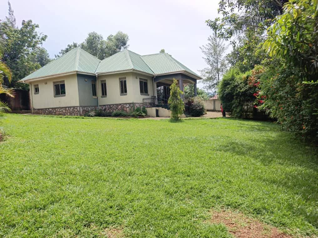 KMT_properties's tweet image. Best deal on Half acre at 265M ugx
House for sale in Wakiso-Nkowe:
House has 4bedrooms, 3bsths + quarters
Land size- 50decimals titled
500metres off tarmac Whatsapp or call 0786396665