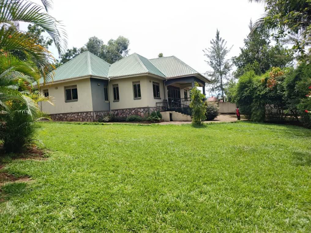 KMT_properties's tweet image. Best deal on Half acre at 265M ugx
House for sale in Wakiso-Nkowe:
House has 4bedrooms, 3bsths + quarters
Land size- 50decimals titled
500metres off tarmac Whatsapp or call 0786396665
