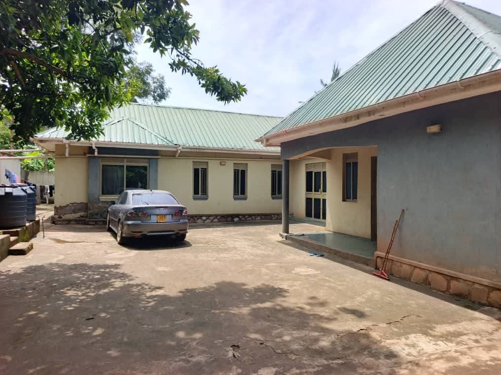 KMT_properties's tweet image. Best deal on Half acre at 265M ugx
House for sale in Wakiso-Nkowe:
House has 4bedrooms, 3bsths + quarters
Land size- 50decimals titled
500metres off tarmac Whatsapp or call 0786396665