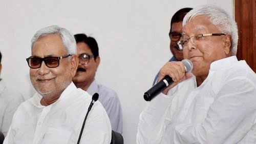 jayantjigyasu's tweet image. नीतीश कुमार जी और @laluprasadrjd लालू प्रसाद जी में बुनियादी फ़र्क:
1. नीतीश कुमार के लिए आडवाणी-जोशी की जोड़ी सेक्युलर है, मोदी जी कम्युनल। लालू प्रसाद के लिए तीनों समान रूप से कम्युनल हैं। (वैसे 26 जुलाई, 17 से एक बार फिर से मोदी जी के 'सुयश' और नीतीशे कुमार के 302 की दास्तां…
