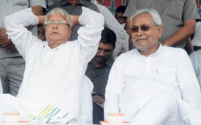 jayantjigyasu's tweet image. नीतीश कुमार जी और @laluprasadrjd लालू प्रसाद जी में बुनियादी फ़र्क:
1. नीतीश कुमार के लिए आडवाणी-जोशी की जोड़ी सेक्युलर है, मोदी जी कम्युनल। लालू प्रसाद के लिए तीनों समान रूप से कम्युनल हैं। (वैसे 26 जुलाई, 17 से एक बार फिर से मोदी जी के 'सुयश' और नीतीशे कुमार के 302 की दास्तां…