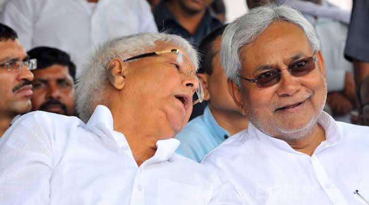 jayantjigyasu's tweet image. नीतीश कुमार जी और @laluprasadrjd लालू प्रसाद जी में बुनियादी फ़र्क:
1. नीतीश कुमार के लिए आडवाणी-जोशी की जोड़ी सेक्युलर है, मोदी जी कम्युनल। लालू प्रसाद के लिए तीनों समान रूप से कम्युनल हैं। (वैसे 26 जुलाई, 17 से एक बार फिर से मोदी जी के 'सुयश' और नीतीशे कुमार के 302 की दास्तां…