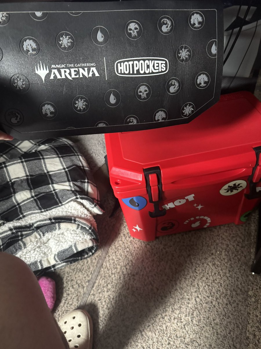 tronisbad's tweet image. Hey @hotpockets my @MTG_Arena cooler came apart 

Y’all got more? 😭