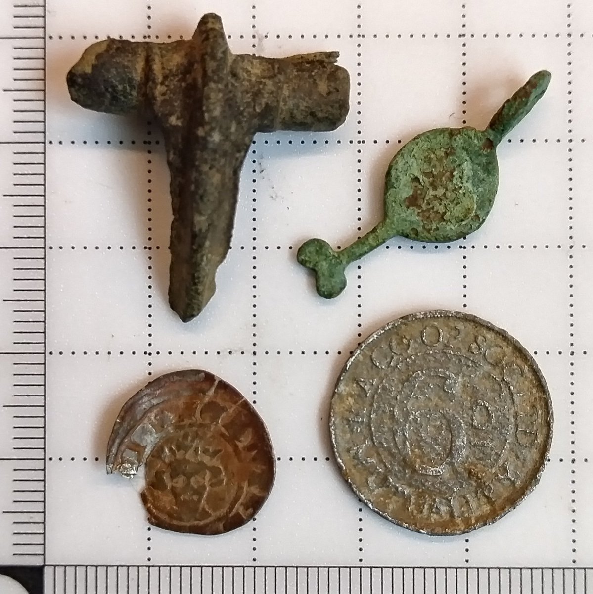 SDetectorist's tweet image. A nice selection from today.
Roman Brooch c. AD 43-100.
Halfpenny of Edward III, London, AD 1335-1343.
Possibly a medieval harness pendant.
Aluminium 6d, R. A. CO-OP Soc. Ltd. MUTUALITY.