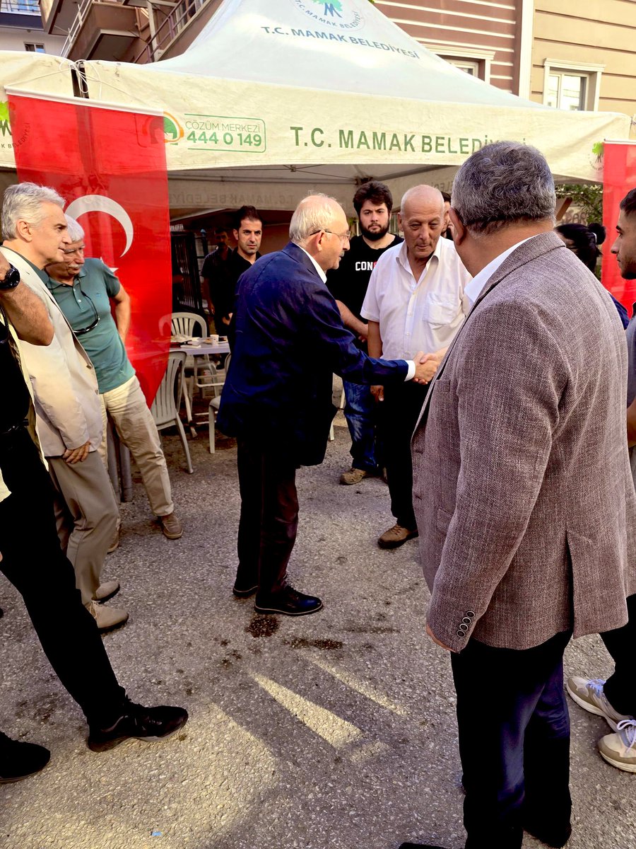 larayimm's tweet image. Kemal Kılıçdaroğlu, orman yangınında kaybettiğimiz 11 yurttaşımızdan biri olan Bayram Eren Arslan'ın Ankara Mamak'ta yaşayan ailesine baş sağlığı ziyaretinde bulundu.