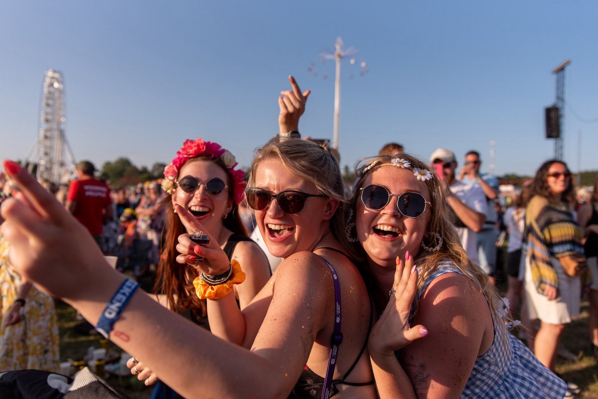 IsleOfWightFest's tweet image. That feeling when your favourite artist is on stage 🎶
#SkyxIOW #IOW2025