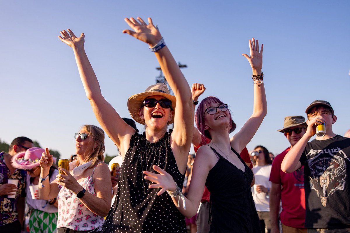 IsleOfWightFest's tweet image. That feeling when your favourite artist is on stage 🎶
#SkyxIOW #IOW2025