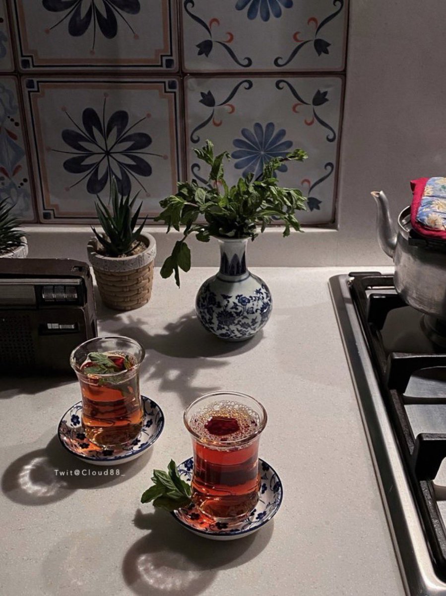 "اللقَاءُ لا يَتطلّب الشَاي .. 
اللِقاء عَيناكِ والشَايّ حُجّة!"