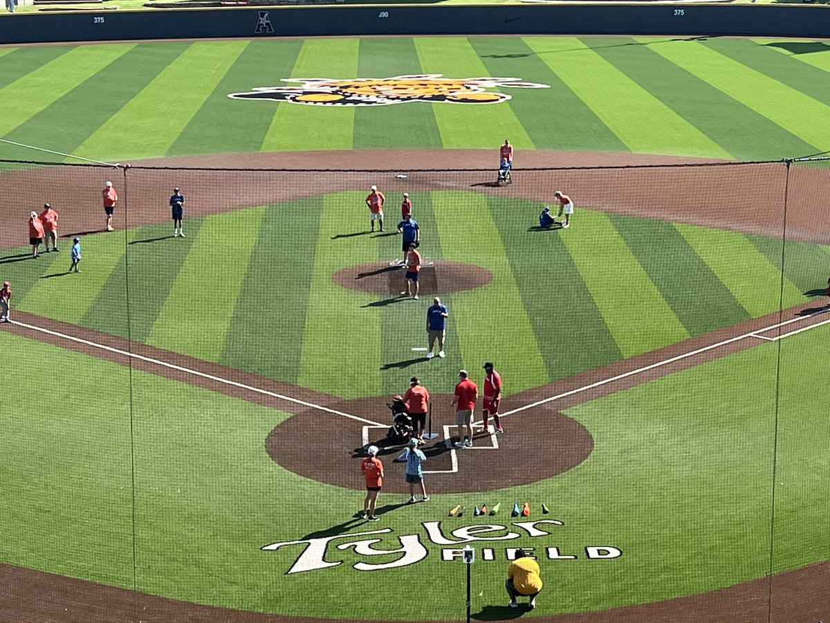 TBMccutchen's tweet image. Miracle League of Wichita on the field showing their skills! More importantly, they are enjoying the game.