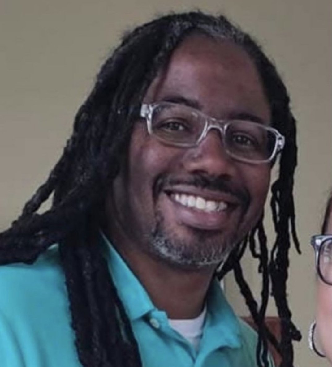 Questo Signore si chiama Derrick Perry, cittadino armato che poche ore fa ha aiutato a bloccare un folle che con un coltello ha ferito 11 persone dentro un supermercato. #legalidetentoridiarmi #legittimadifesa #2A