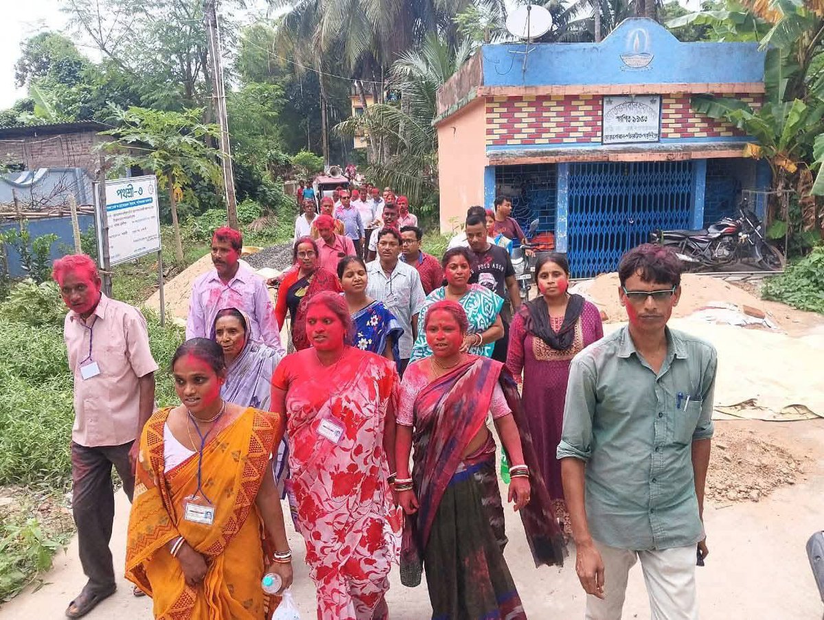 deeghosh's tweet image. না কোনো ভেকধারী শয়তান বিজেপি নেই......
লড়াই করে বিজয়ী ৪১/৪১প্রার্থীরা। লাল আবিরে বিজয় মিছিল। চক সুলতান সমবায় সমিতি , দাসপুর ২ ব্লক, পশ্চিম মেদিনীপুর। সংগ্রামী অভিনন্দন।