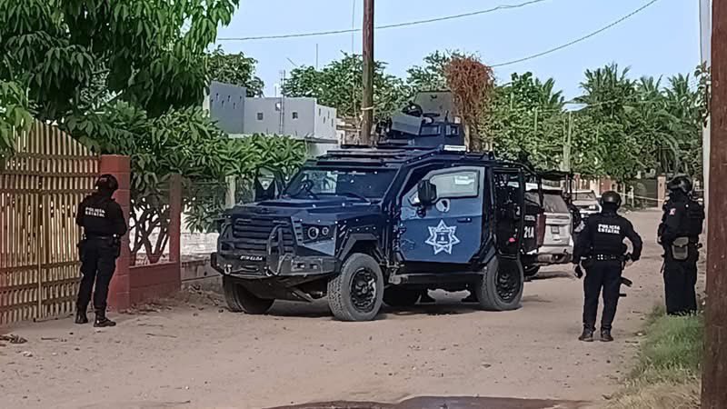 EditorMzt's tweet image. 🚨 Última hora: Se reporta un enfrentamiento armado en la comunidad de Yebavito, Navolato, que dejó como saldo tres civiles armados abatidos y un policía estatal herido. En el lugar fueron aseguradas armas largas, equipo táctico y un vehículo.
#Sinaloa #Culiacán #Navolato #Última