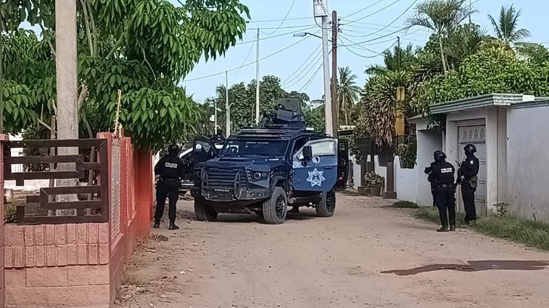 EditorMzt's tweet image. 🚨 Última hora: Se reporta un enfrentamiento armado en la comunidad de Yebavito, Navolato, que dejó como saldo tres civiles armados abatidos y un policía estatal herido. En el lugar fueron aseguradas armas largas, equipo táctico y un vehículo.
#Sinaloa #Culiacán #Navolato #Última