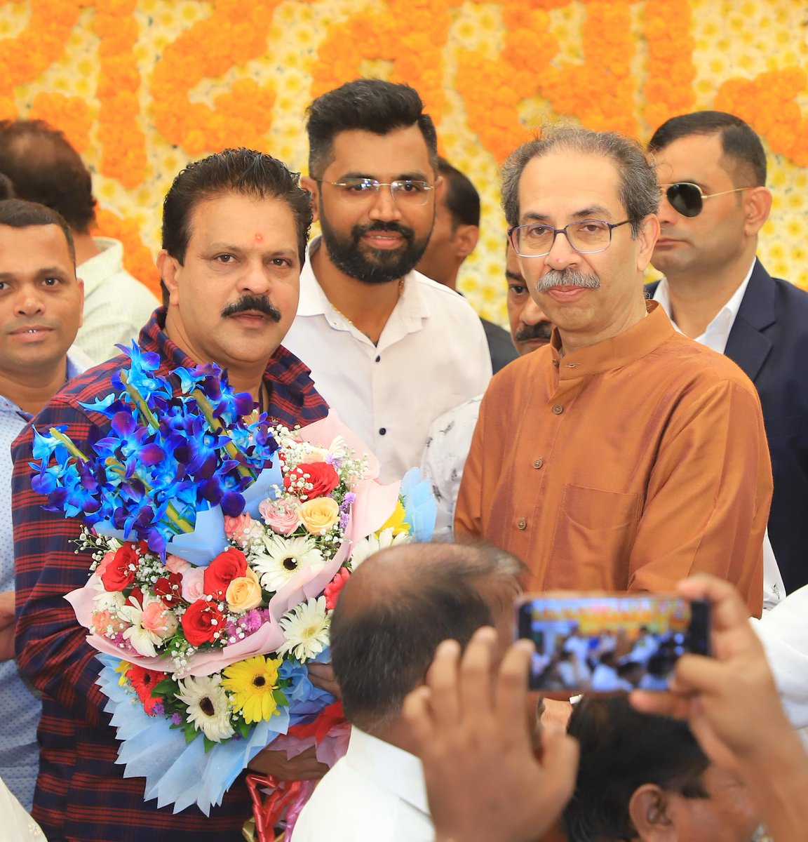 शिवसेना पक्षप्रमुख, महाराष्ट्र राज्याचे माजी  मुख्यमंत्री आदरणीय श्री. उद्धव बाळासाहेब ठाकरे यांची शिवसेना सचिव श्री. सुधीर (भाऊ) साळवी यांच्या समवेत सदिच्छा भेट घेऊन वाढदिवसाच्या मनःपूर्वक शुभेच्छा दिल्या..
⁦<a href="/AUThackeray/">Aaditya Thackeray</a>⁩ ⁦<a href="/ShivSenaUBT_/">ShivSena - शिवसेना Uddhav Balasaheb Thackeray</a>⁩