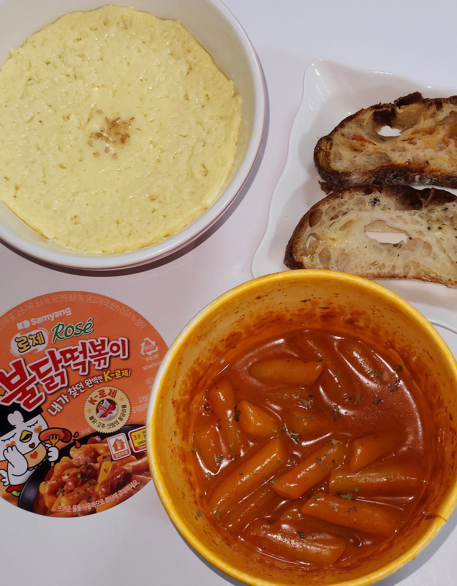 gicksahankki's tweet image. 아니 로제불닭떡볶이 왤케 맛잇지
물 반 우유 반 하니까 이거 진짜 로제떡부끼에요 ㅁㅊ
양념이 ㄴㅁㄴㅁ 맛잇어서 빵을 무한히 찍어먹고픔...