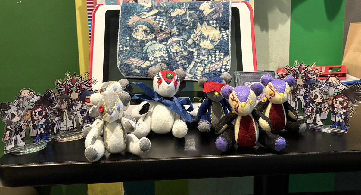 spicy2drop's tweet image. 今日はアルディさん、七瀬さんと未来組オフでした!たくさんお話しさせていただけて楽しかった…!!
クマ(自分の)、クマ(お渡ししたの)、アクスタ、パラさんトークンと見守るチーム5D'sでミチミチのテーブル