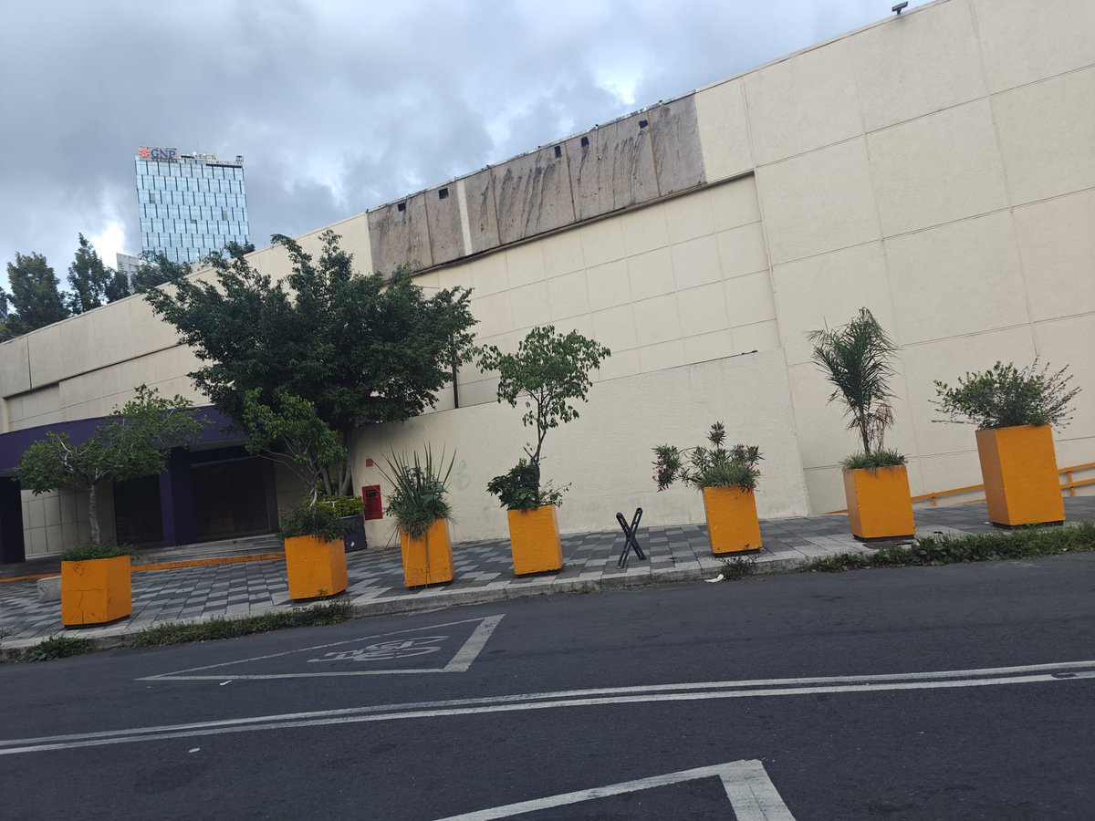 zarateaz1's tweet image. Adiós a Suburbia, ubicada en la esquina de Eje seis e Insurgentes Sur.
Ya le quitaron el nombre y la tienda está vacía.
@Seg_NapolesDF
@LaNapolesCdMx
@lacolnapoles