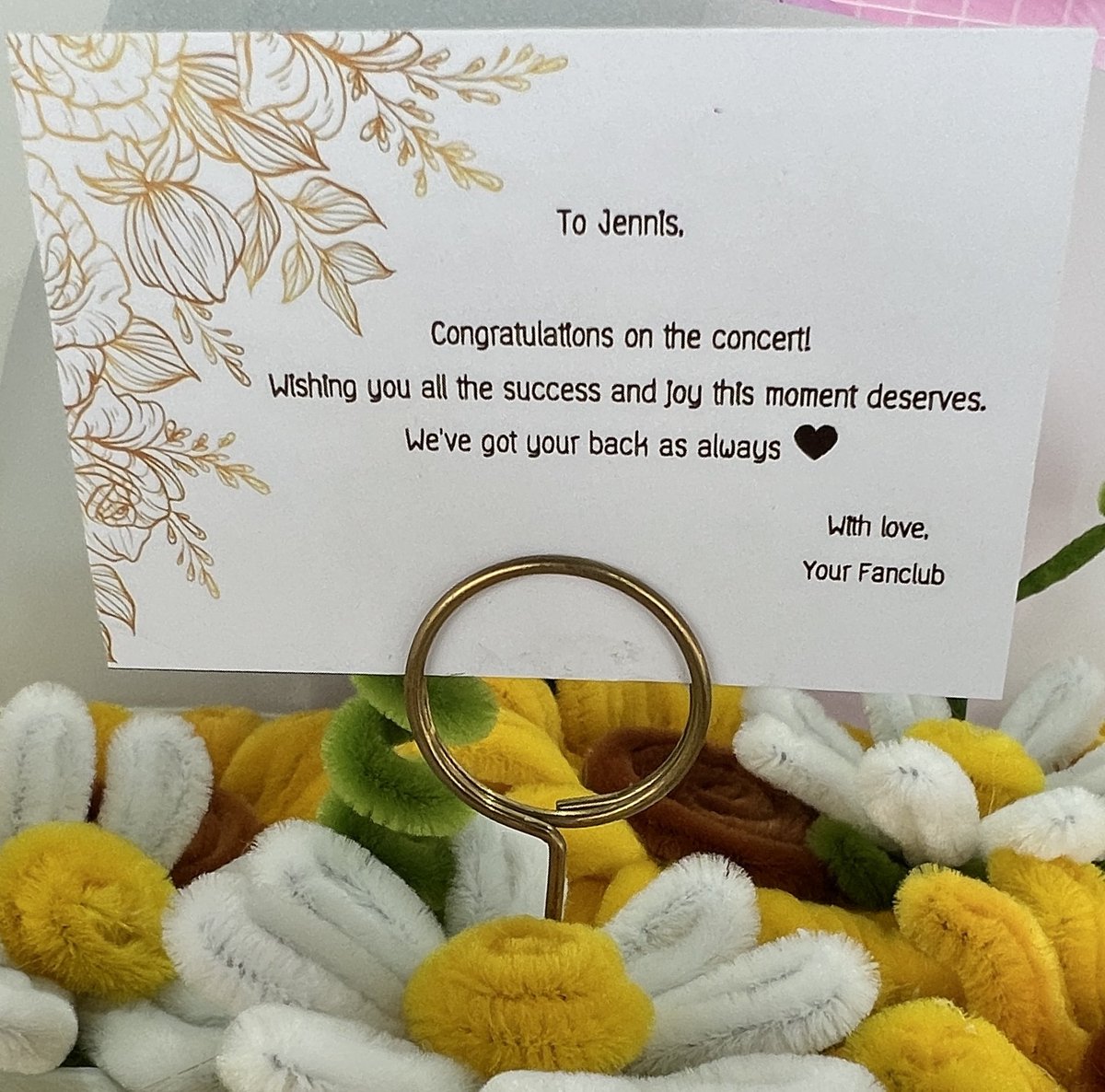 JennisProject's tweet image. ช่อดอกไม้แสดงความยินดีที่มอบให้เจนนิษฐ์ในวันนี้ค่ะ เป็นดอกทานตะวันกำมะหยี่ 9 ดอกจัดช่อ ☺️💙

#JennisOprasert #เจนนิษฐ์
#GlowupGlamupConcert