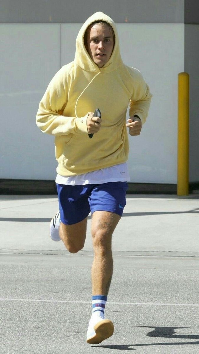 JDBieberDumps's tweet image. Justin Bieber spotted running in Beverly Hills, California.
(April 20, 2018)