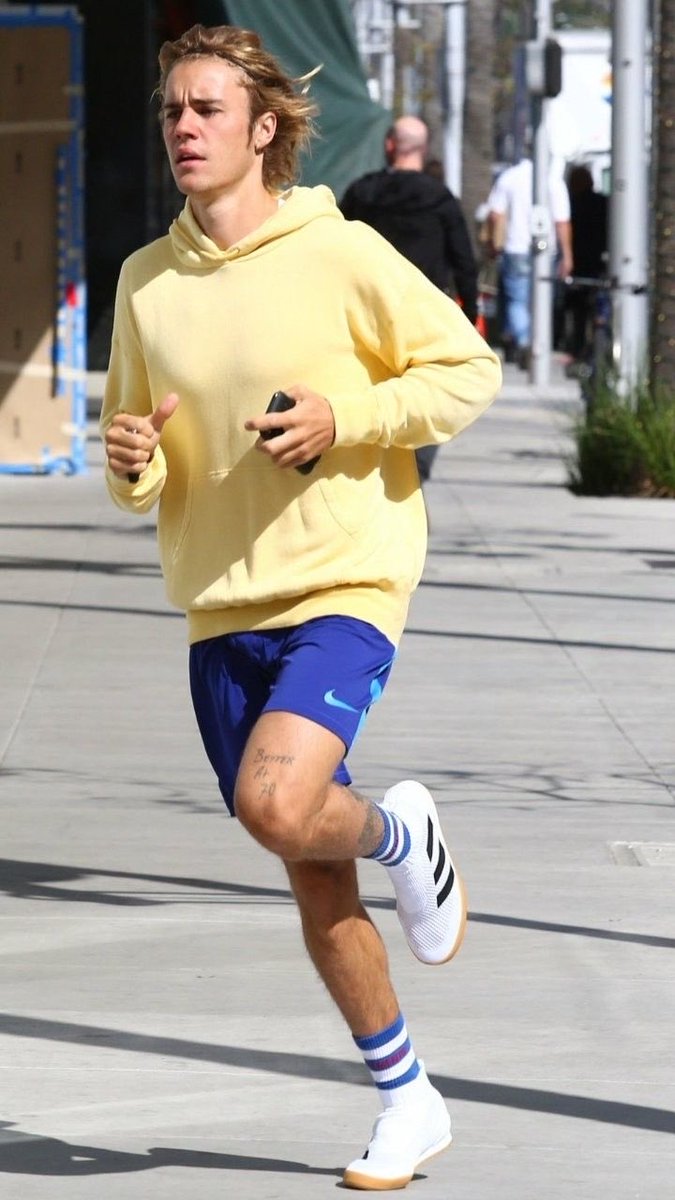 JDBieberDumps's tweet image. Justin Bieber spotted running in Beverly Hills, California.
(April 20, 2018)