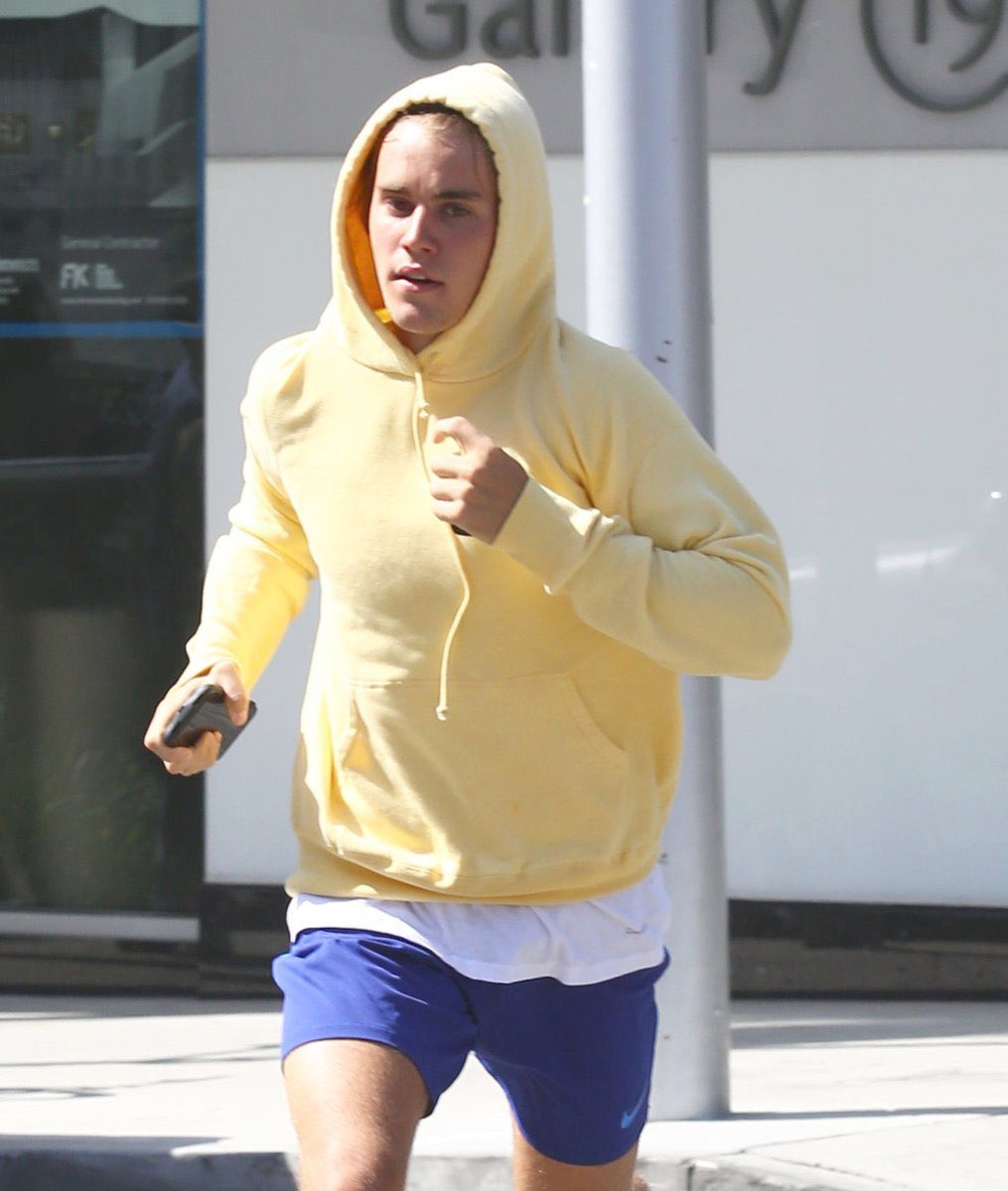 JDBieberDumps's tweet image. Justin Bieber spotted running in Beverly Hills, California.
(April 20, 2018)